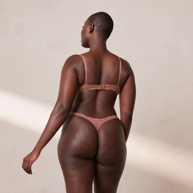 Conjunto de tanga y sujetador tipo camiseta de canalé tan suave mujer moca Lounge ropa interior R88Z10